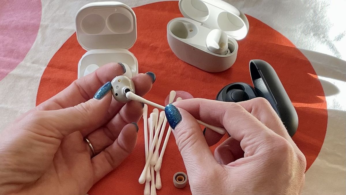 How to clean earbuds